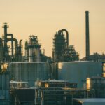 El petróleo sube mientras las tensiones en Oriente Medio mantienen elevados los riesgos de oferta